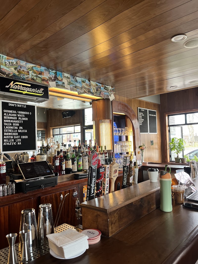 Di's Corner Bar