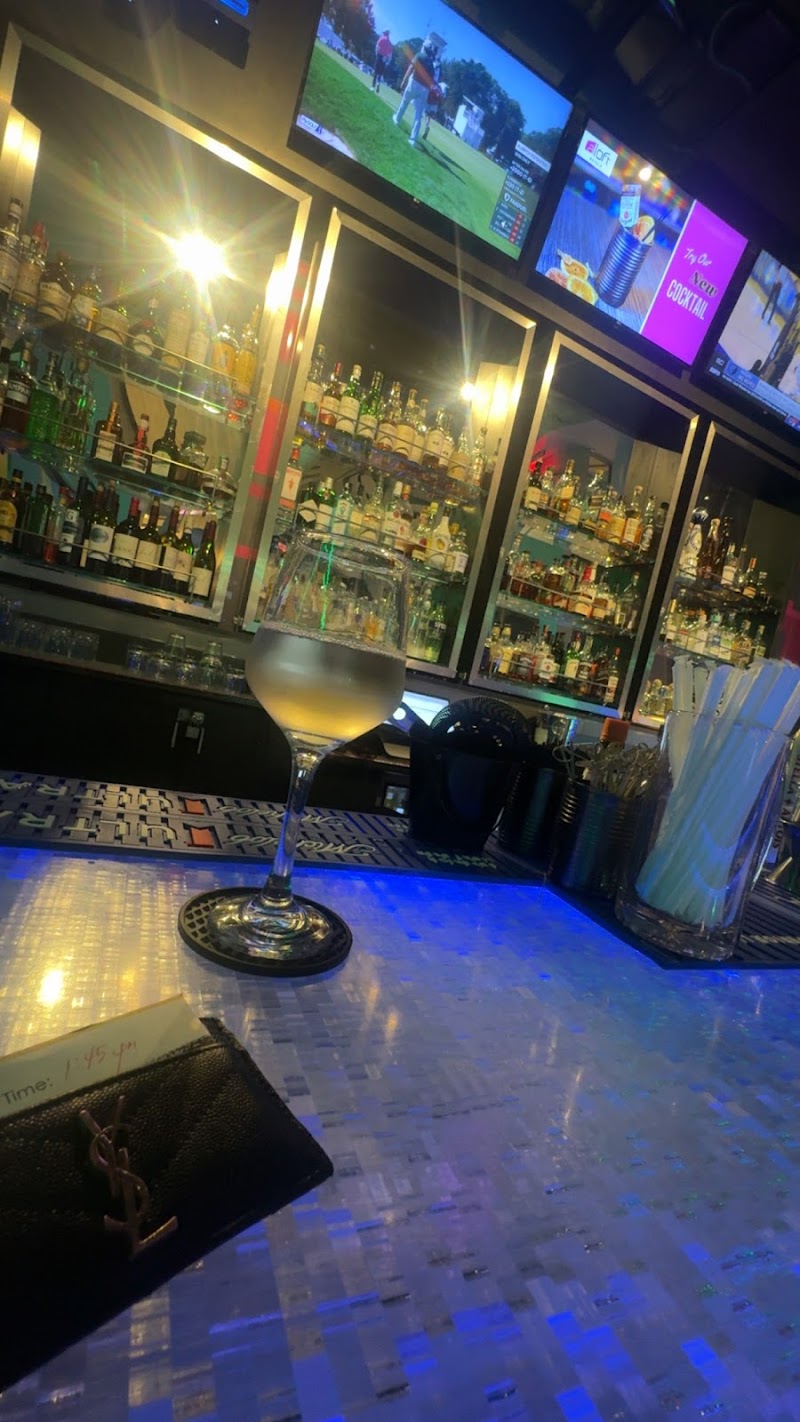 W XYZ Bar - Aloft Long Island City Hotel